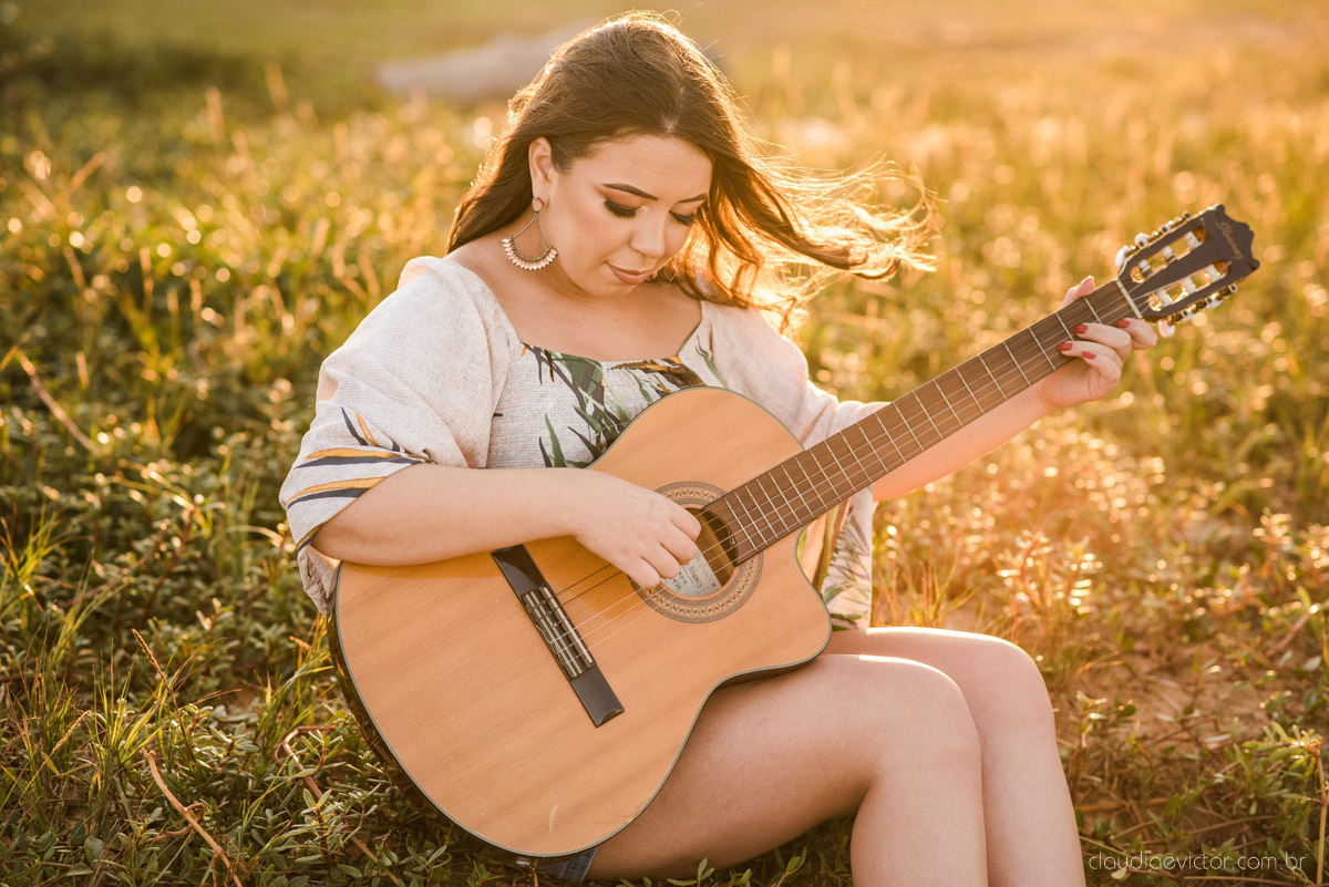 Lindo ensaio de gestante e família feito na praia e no clube de tiro com coleção de armas feito por fotógrafo de casamento em vila velha fotógrafo de casamento em vitória fotógrafo de casamento em serra com pôr do sol e violão