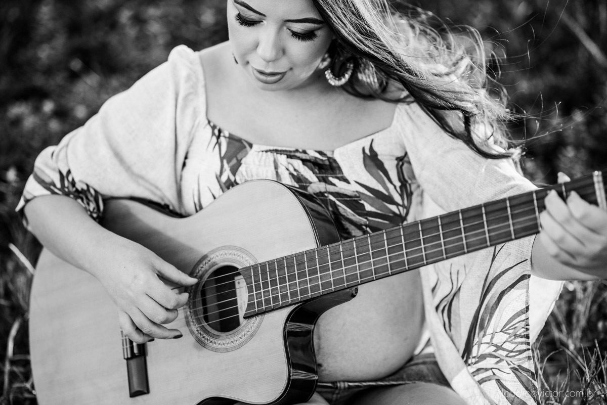 Lindo ensaio de gestante e família feito na praia e no clube de tiro com coleção de armas feito por fotógrafo de casamento em vila velha fotógrafo de casamento em vitória fotógrafo de casamento em serra com pôr do sol e violão