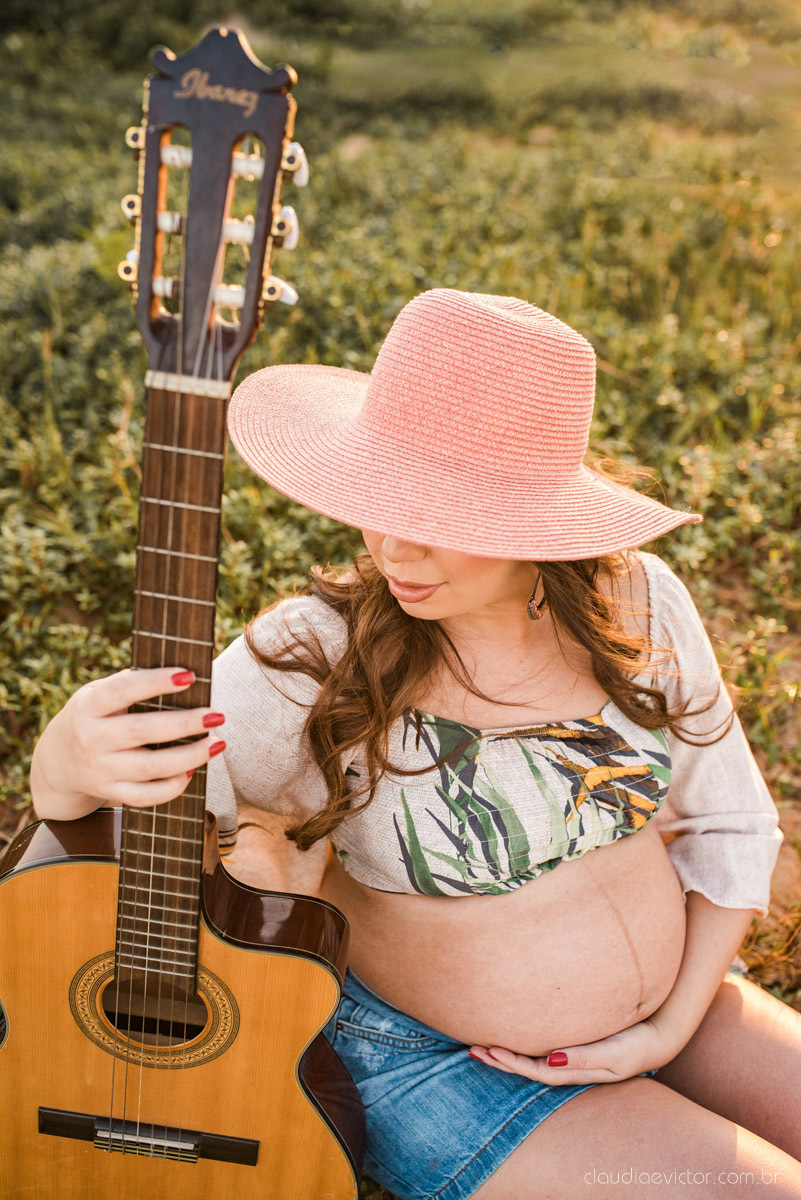 Lindo ensaio de gestante e família feito na praia e no clube de tiro com coleção de armas feito por fotógrafo de casamento em vila velha fotógrafo de casamento em vitória fotógrafo de casamento em serra com pôr do sol e violão
