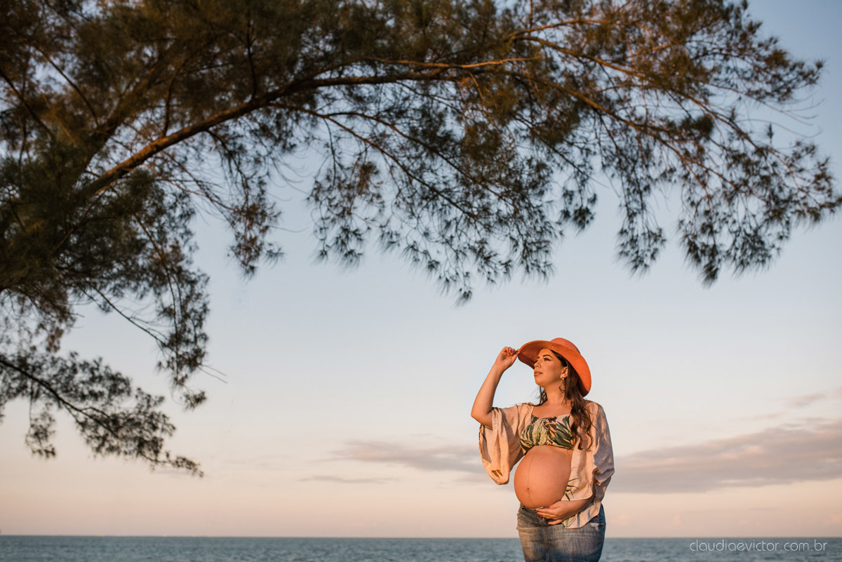 Lindo ensaio de gestante e família feito na praia e no clube de tiro com coleção de armas feito por fotógrafo de casamento em vila velha fotógrafo de casamento em vitória fotógrafo de casamento em serra com pôr do sol e violão