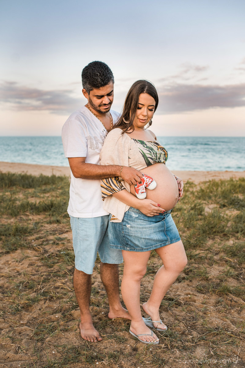 Lindo ensaio de gestante e família feito na praia e no clube de tiro com coleção de armas feito por fotógrafo de casamento em vila velha fotógrafo de casamento em vitória fotógrafo de casamento em serra com pôr do sol e violão