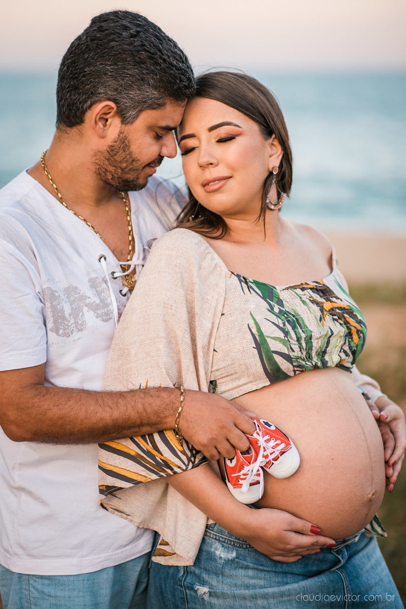 Lindo ensaio de gestante e família feito na praia e no clube de tiro com coleção de armas feito por fotógrafo de casamento em vila velha fotógrafo de casamento em vitória fotógrafo de casamento em serra com pôr do sol e violão