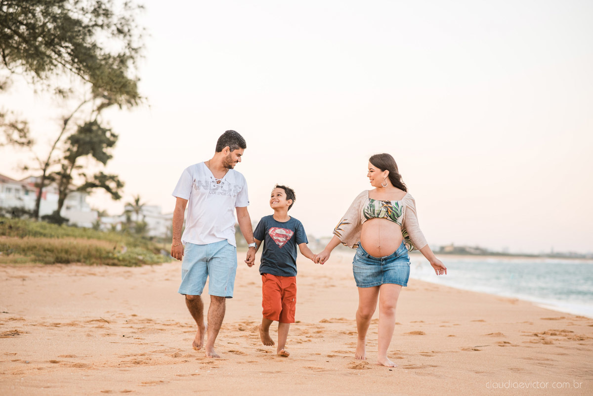 Lindo ensaio de gestante e família feito na praia e no clube de tiro com coleção de armas feito por fotógrafo de casamento em vila velha fotógrafo de casamento em vitória fotógrafo de casamento em serra com pôr do sol e violão