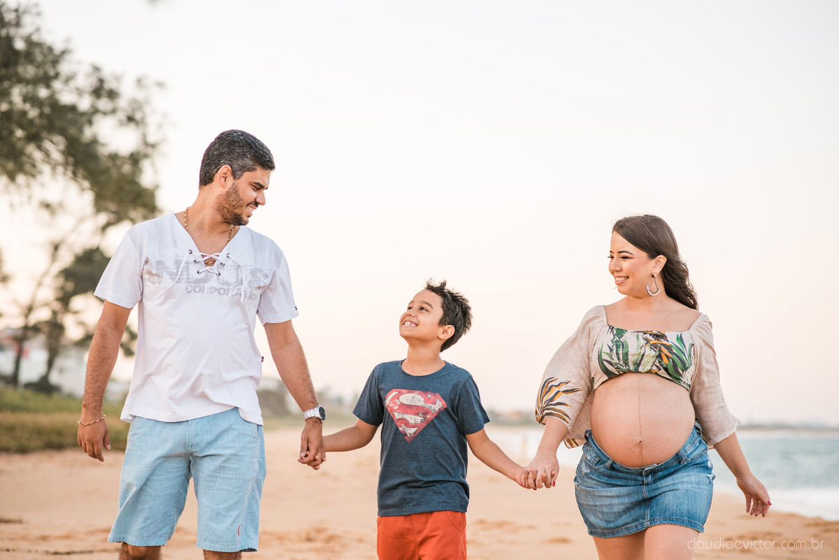 Lindo ensaio de gestante e família feito na praia e no clube de tiro com coleção de armas feito por fotógrafo de casamento em vila velha fotógrafo de casamento em vitória fotógrafo de casamento em serra com pôr do sol e violão
