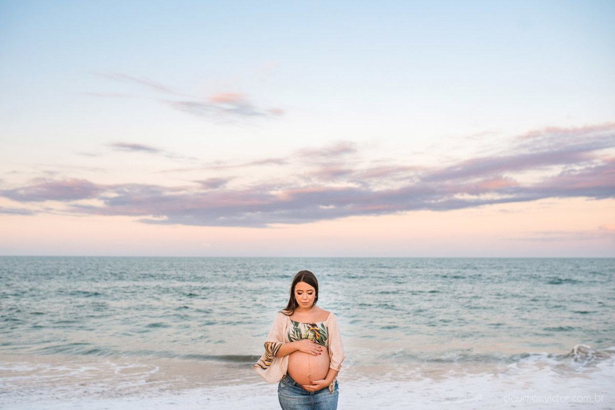 Lindo ensaio de gestante e família feito na praia e no clube de tiro com coleção de armas feito por fotógrafo de casamento em vila velha fotógrafo de casamento em vitória fotógrafo de casamento em serra com pôr do sol e violão