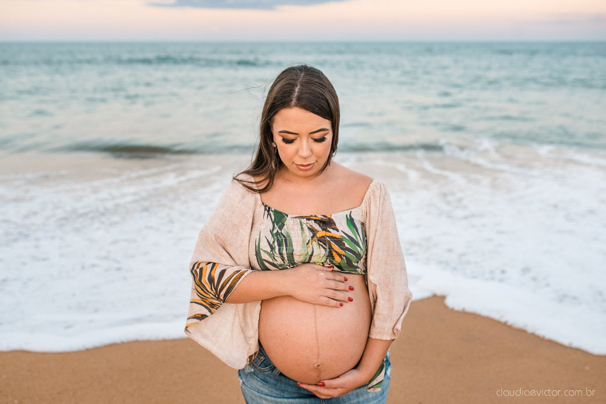 Lindo ensaio de gestante e família feito na praia e no clube de tiro com coleção de armas feito por fotógrafo de casamento em vila velha fotógrafo de casamento em vitória fotógrafo de casamento em serra com pôr do sol e violão