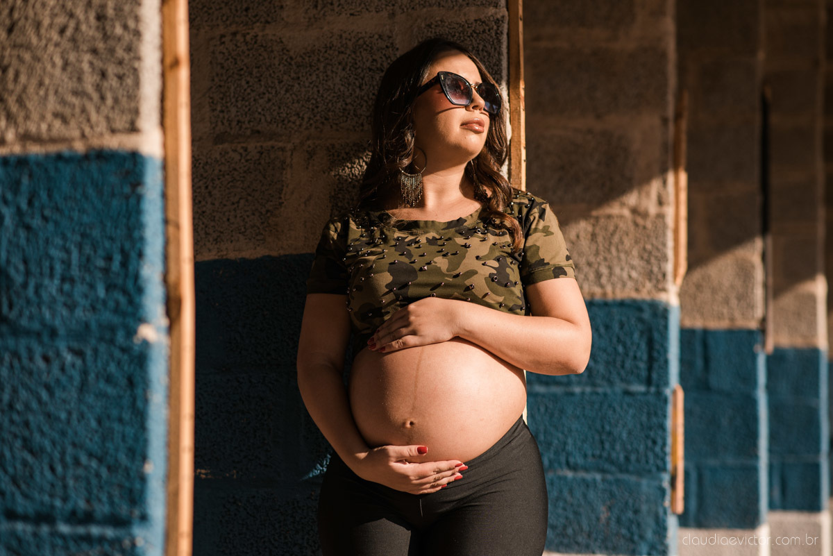 Lindo ensaio de gestante e família feito na praia e no clube de tiro com coleção de armas feito por fotógrafo de casamento em vila velha fotógrafo de casamento em vitória fotógrafo de casamento em serra com pôr do sol e violão