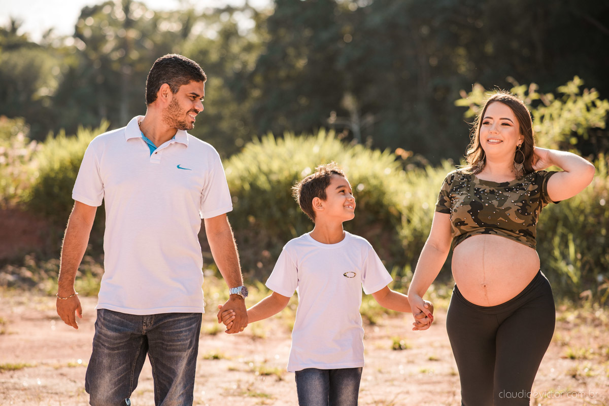 Lindo ensaio de gestante e família feito na praia e no clube de tiro com coleção de armas feito por fotógrafo de casamento em vila velha fotógrafo de casamento em vitória fotógrafo de casamento em serra com pôr do sol e violão