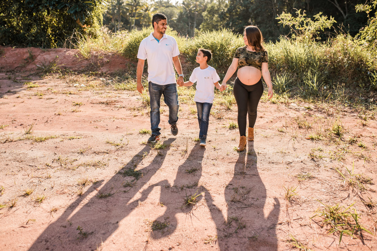 Lindo ensaio de gestante e família feito na praia e no clube de tiro com coleção de armas feito por fotógrafo de casamento em vila velha fotógrafo de casamento em vitória fotógrafo de casamento em serra com pôr do sol e violão