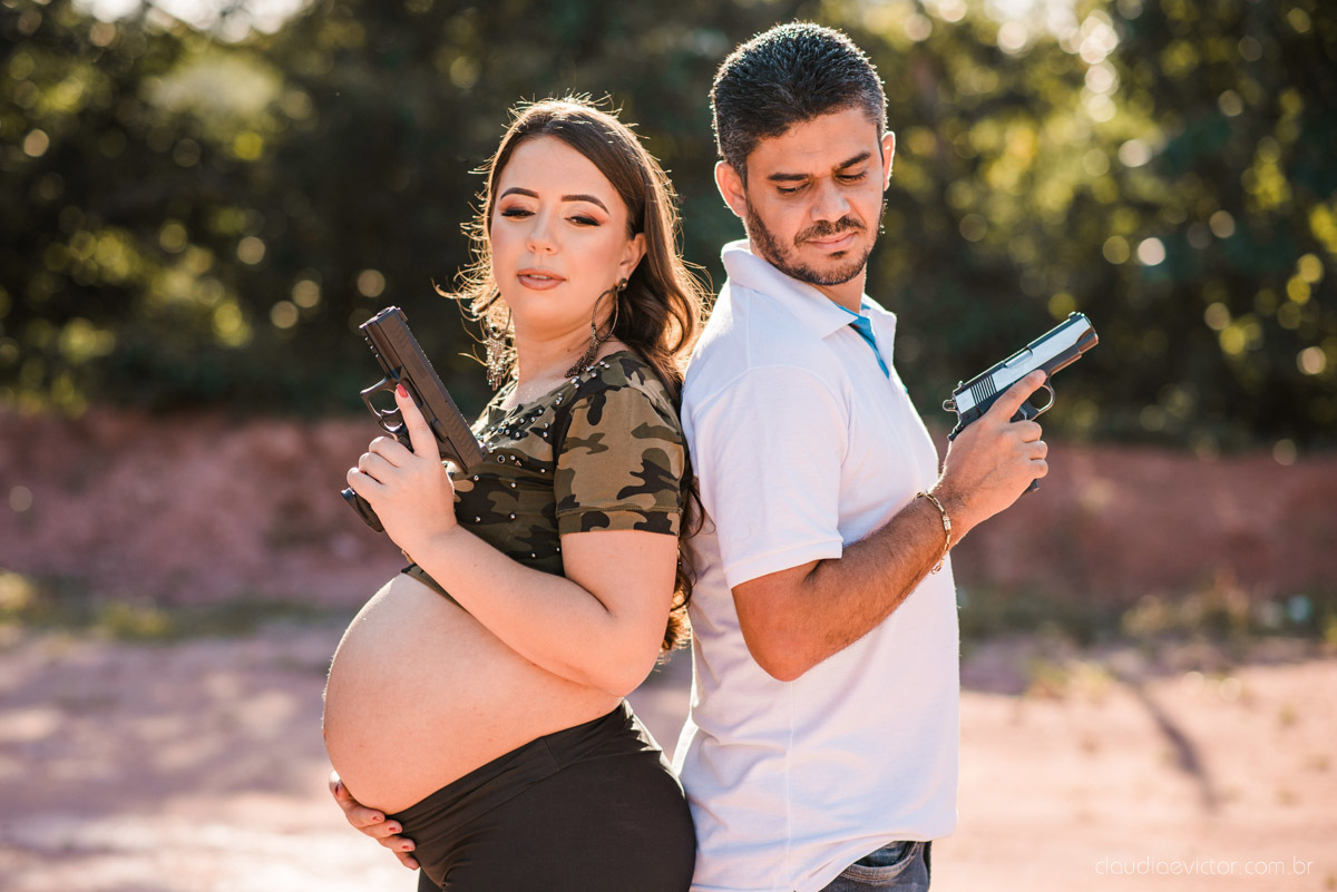 Lindo ensaio de gestante e família feito na praia e no clube de tiro com coleção de armas feito por fotógrafo de casamento em vila velha fotógrafo de casamento em vitória fotógrafo de casamento em serra com pôr do sol e violão
