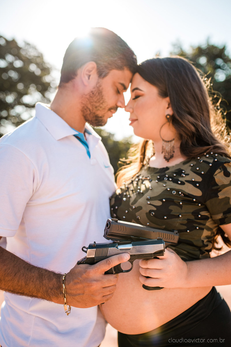 Lindo ensaio de gestante e família feito na praia e no clube de tiro com coleção de armas feito por fotógrafo de casamento em vila velha fotógrafo de casamento em vitória fotógrafo de casamento em serra com pôr do sol e violão