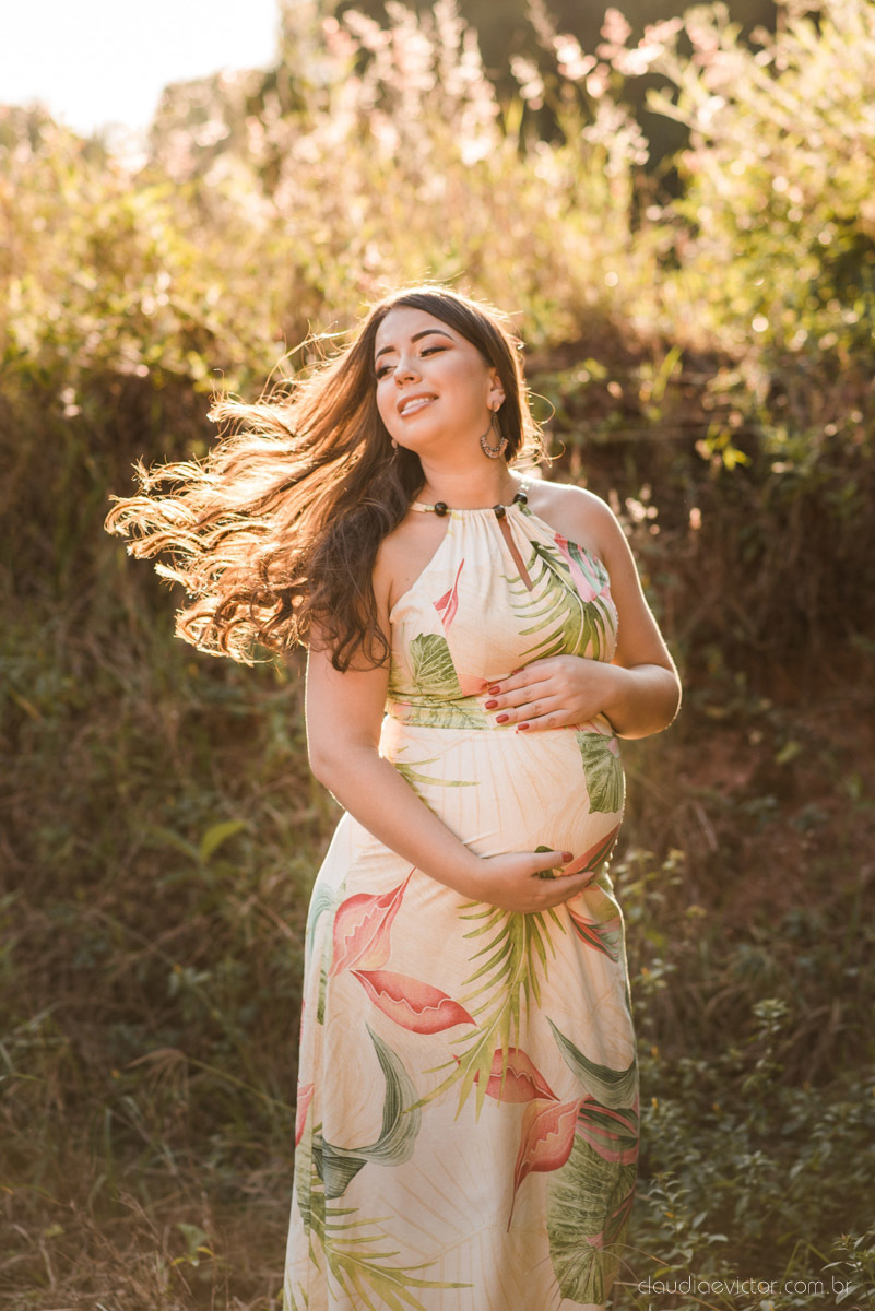 Lindo ensaio de gestante e família feito na praia e no clube de tiro com coleção de armas feito por fotógrafo de casamento em vila velha fotógrafo de casamento em vitória fotógrafo de casamento em serra com pôr do sol e violão