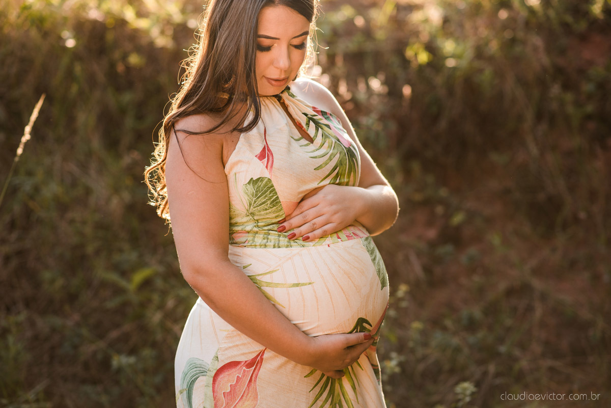 Lindo ensaio de gestante e família feito na praia e no clube de tiro com coleção de armas feito por fotógrafo de casamento em vila velha fotógrafo de casamento em vitória fotógrafo de casamento em serra com pôr do sol e violão