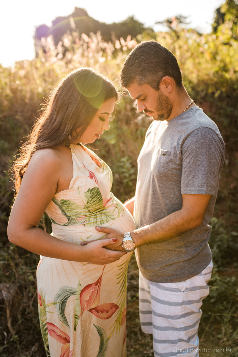 Lindo ensaio de gestante e família feito na praia e no clube de tiro com coleção de armas feito por fotógrafo de casamento em vila velha fotógrafo de casamento em vitória fotógrafo de casamento em serra com pôr do sol e violão