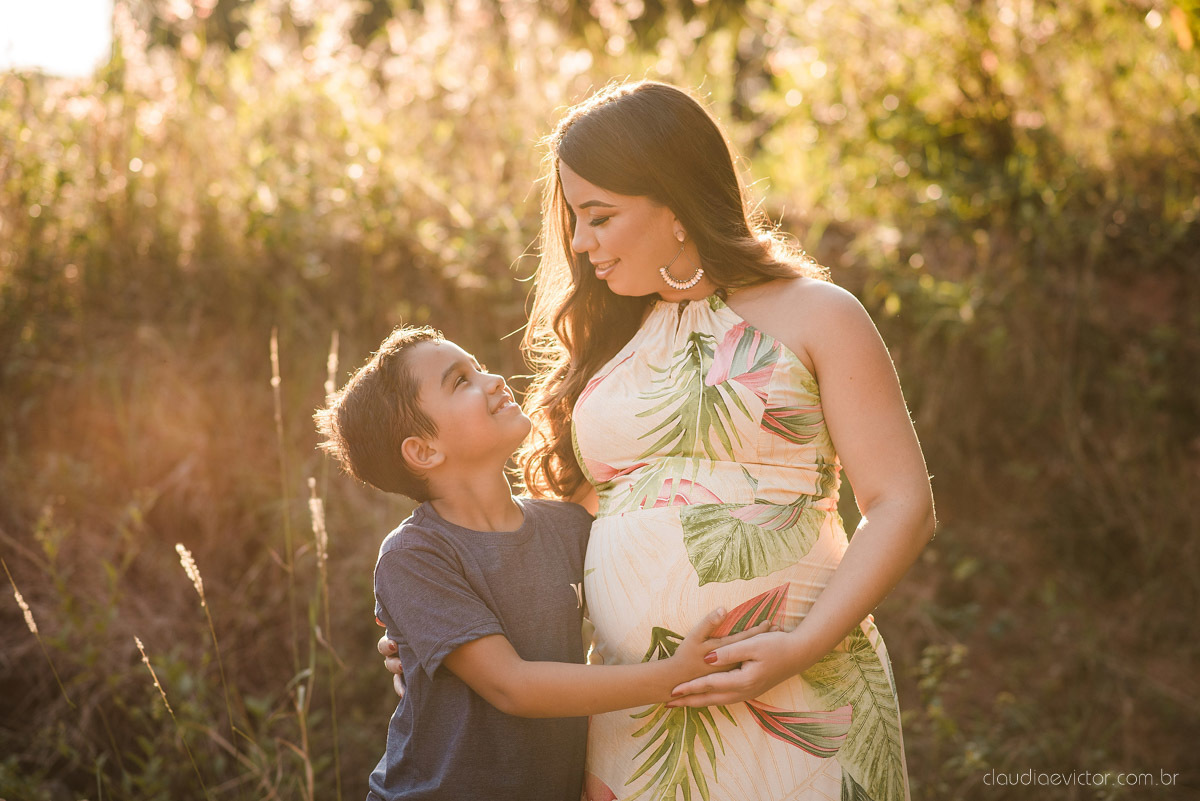 Lindo ensaio de gestante e família feito na praia e no clube de tiro com coleção de armas feito por fotógrafo de casamento em vila velha fotógrafo de casamento em vitória fotógrafo de casamento em serra com pôr do sol e violão