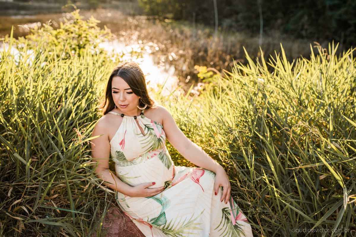 Lindo ensaio de gestante e família feito na praia e no clube de tiro com coleção de armas feito por fotógrafo de casamento em vila velha fotógrafo de casamento em vitória fotógrafo de casamento em serra com pôr do sol e violão