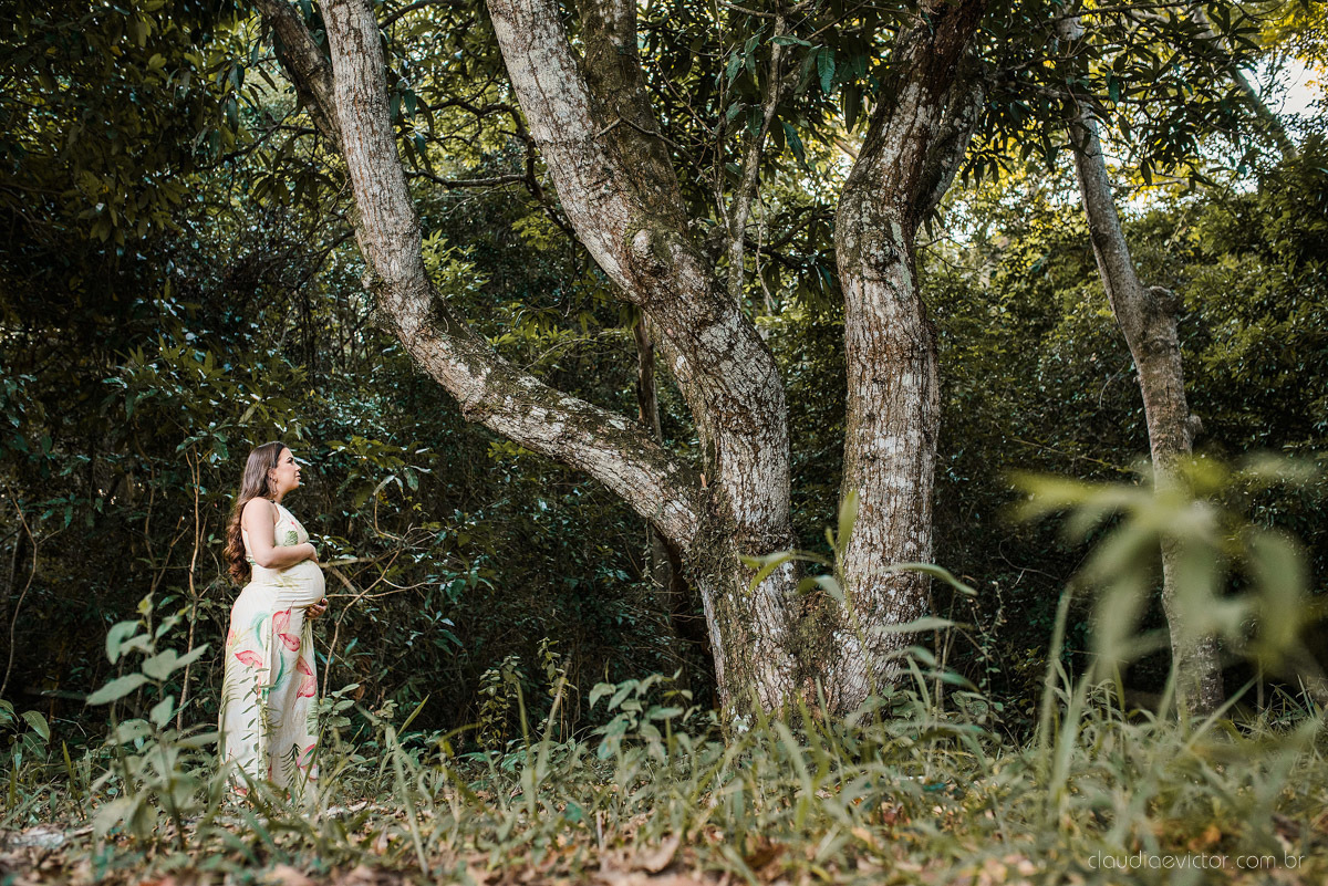 Lindo ensaio de gestante e família feito na praia e no clube de tiro com coleção de armas feito por fotógrafo de casamento em vila velha fotógrafo de casamento em vitória fotógrafo de casamento em serra com pôr do sol e violão