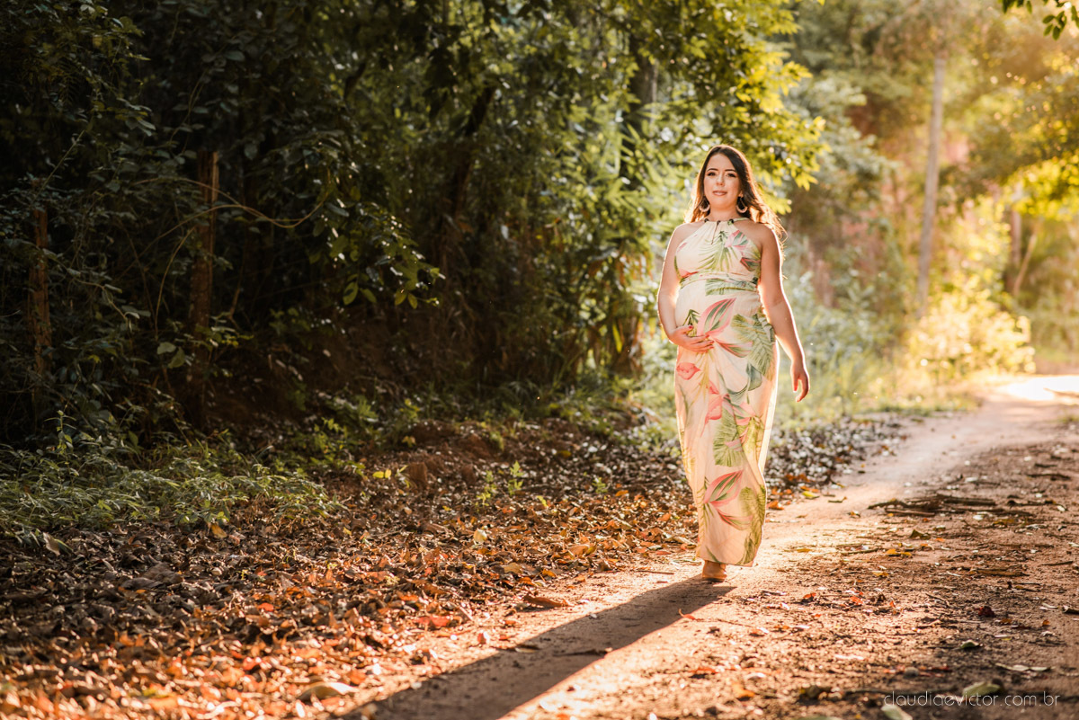 Lindo ensaio de gestante e família feito na praia e no clube de tiro com coleção de armas feito por fotógrafo de casamento em vila velha fotógrafo de casamento em vitória fotógrafo de casamento em serra com pôr do sol e violão