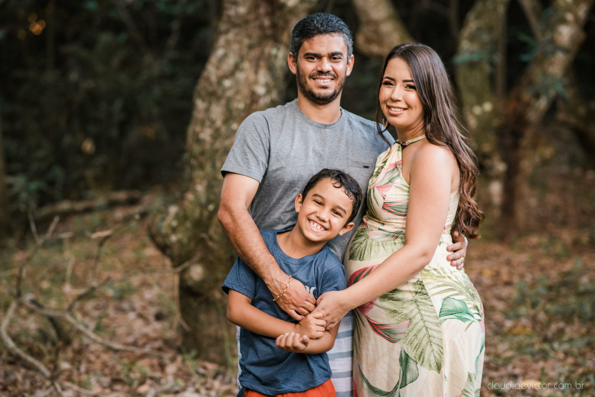Lindo ensaio de gestante e família feito na praia e no clube de tiro com coleção de armas feito por fotógrafo de casamento em vila velha fotógrafo de casamento em vitória fotógrafo de casamento em serra com pôr do sol e violão