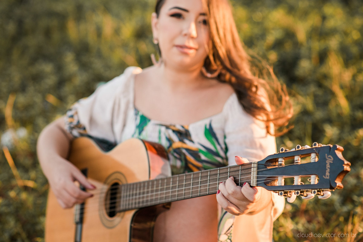 Lindo ensaio de gestante e família feito na praia e no clube de tiro com coleção de armas feito por fotógrafo de casamento em vila velha fotógrafo de casamento em vitória fotógrafo de casamento em serra com pôr do sol e violão