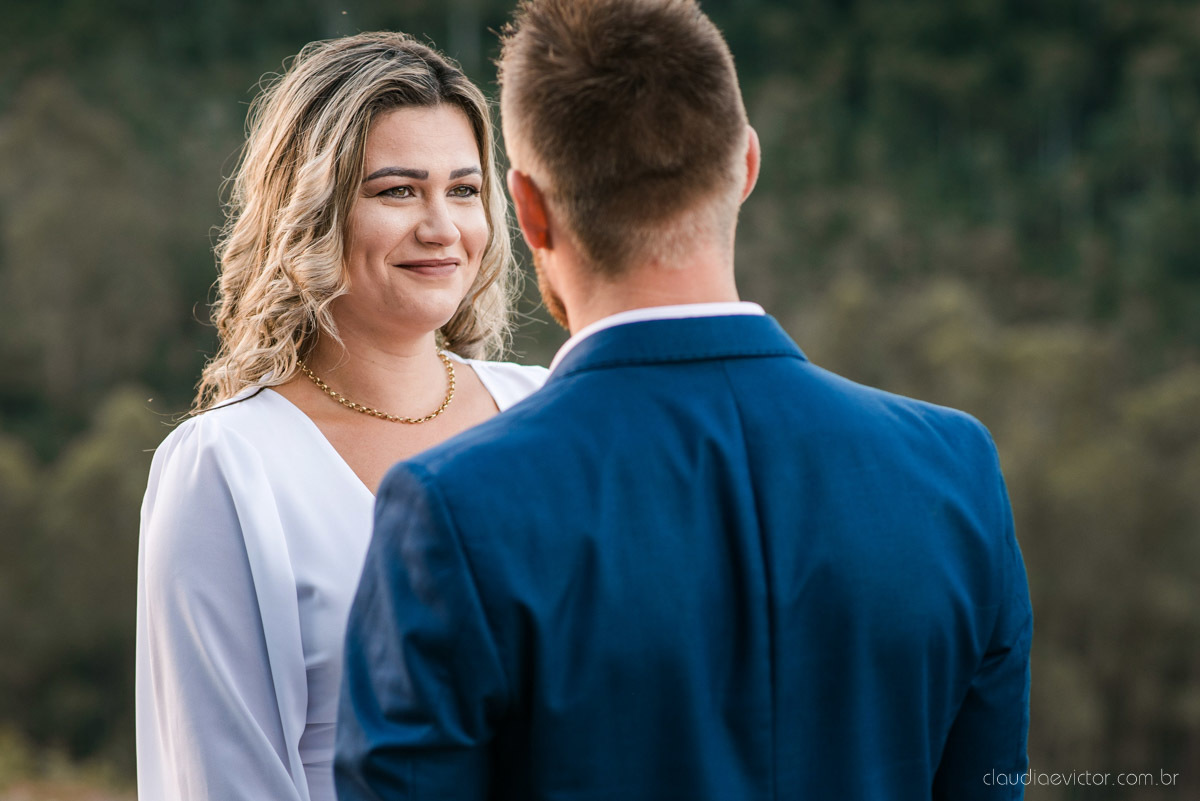 Lindo ensaio de casal estilo elopment wedding no khascafe em pedra azul domingos martins feito por fotógrafos de casamento de vila velha fotógrafos de casamento em vitória fotógrafos de casamento em serra noivo noiva buquê rústico plantação de lavandas