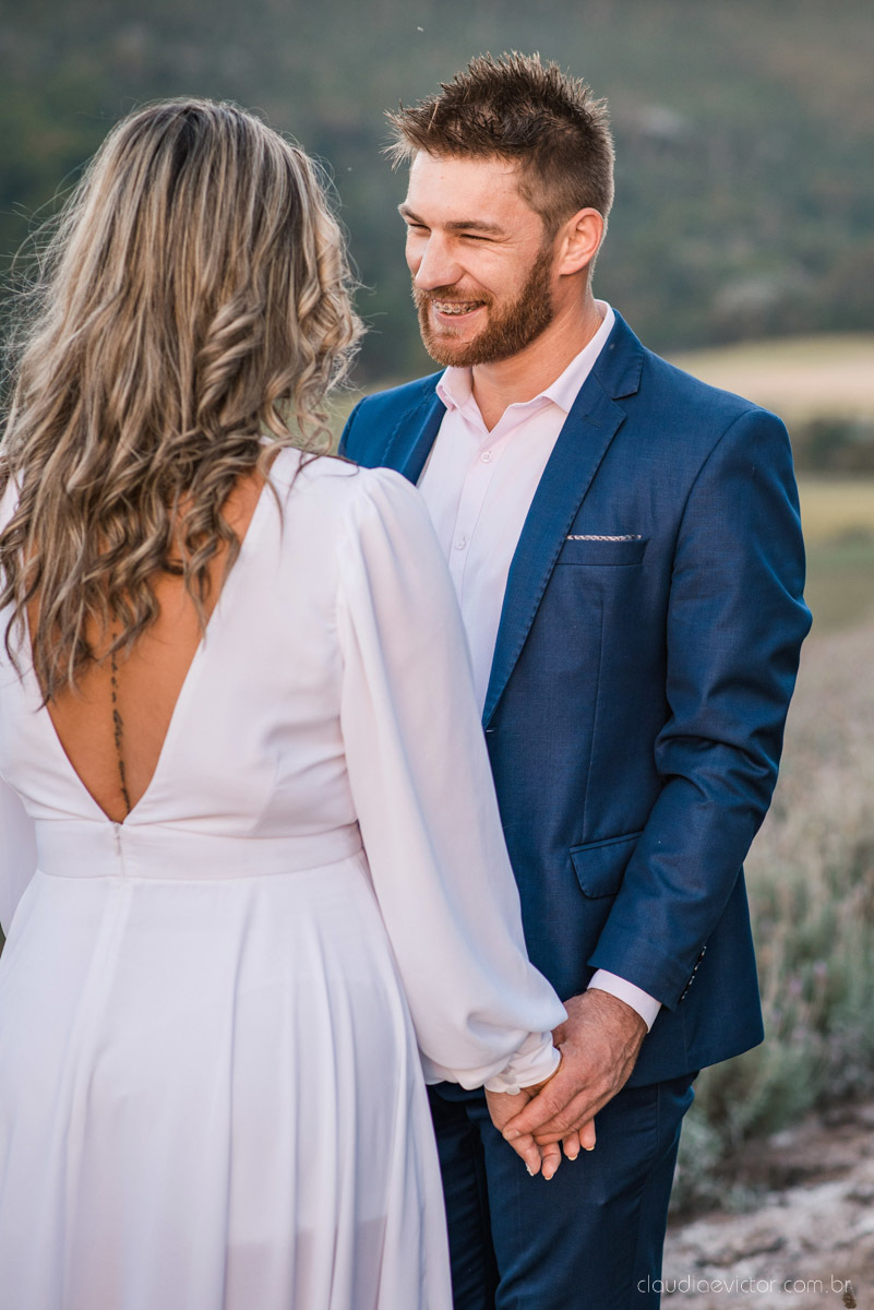 Lindo ensaio de casal estilo elopment wedding no khascafe em pedra azul domingos martins feito por fotógrafos de casamento de vila velha fotógrafos de casamento em vitória fotógrafos de casamento em serra noivo noiva buquê rústico plantação de lavandas