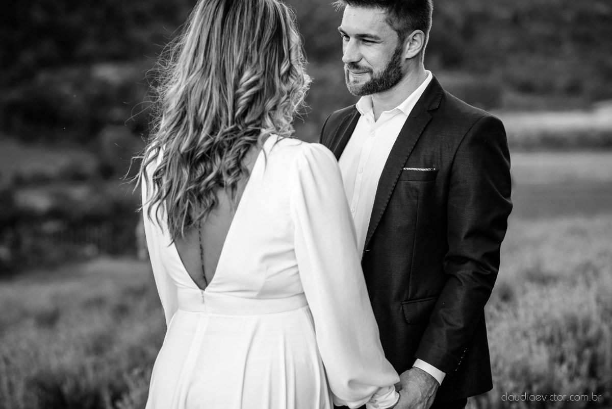 Lindo ensaio de casal estilo elopment wedding no khascafe em pedra azul domingos martins feito por fotógrafos de casamento de vila velha fotógrafos de casamento em vitória fotógrafos de casamento em serra noivo noiva buquê rústico plantação de lavandas