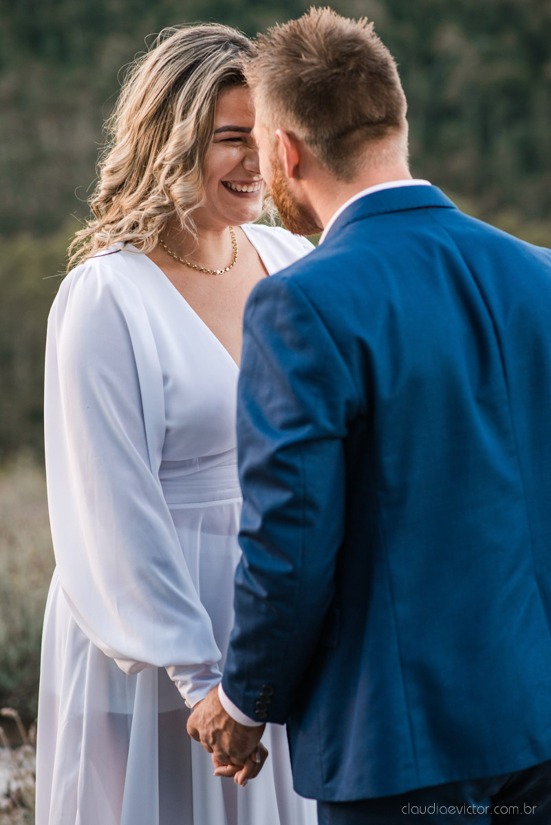 Lindo ensaio de casal estilo elopment wedding no khascafe em pedra azul domingos martins feito por fotógrafos de casamento de vila velha fotógrafos de casamento em vitória fotógrafos de casamento em serra noivo noiva buquê rústico plantação de lavandas