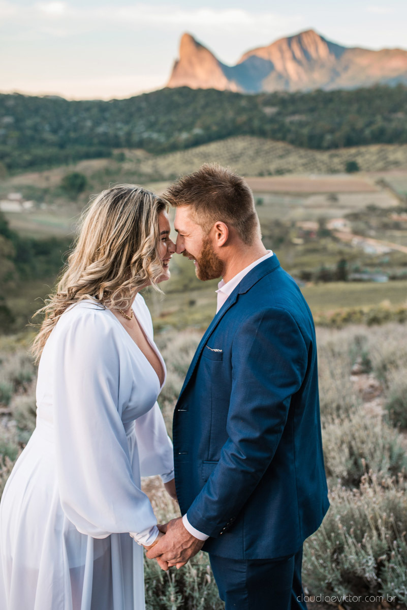 Lindo ensaio de casal estilo elopment wedding no khascafe em pedra azul domingos martins feito por fotógrafos de casamento de vila velha fotógrafos de casamento em vitória fotógrafos de casamento em serra noivo noiva buquê rústico plantação de lavandas