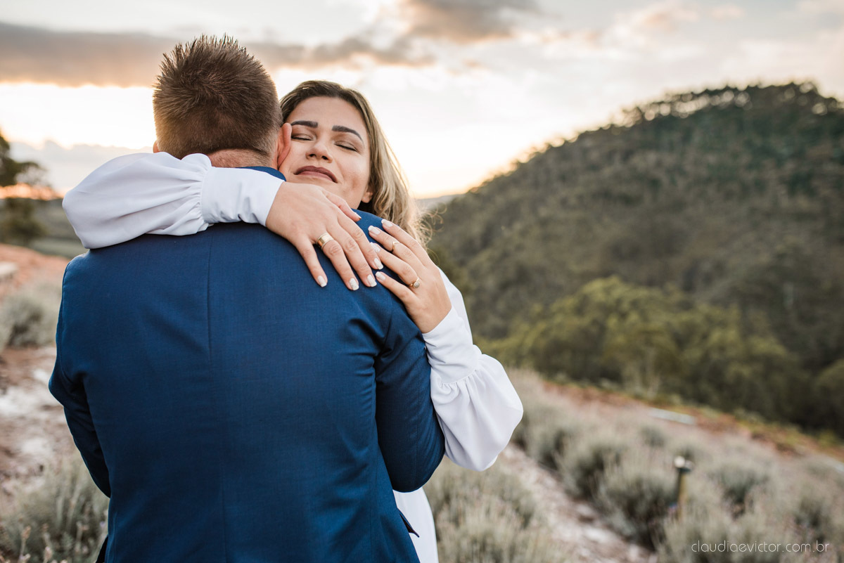 Lindo ensaio de casal estilo elopment wedding no khascafe em pedra azul domingos martins feito por fotógrafos de casamento de vila velha fotógrafos de casamento em vitória fotógrafos de casamento em serra noivo noiva buquê rústico plantação de lavandas