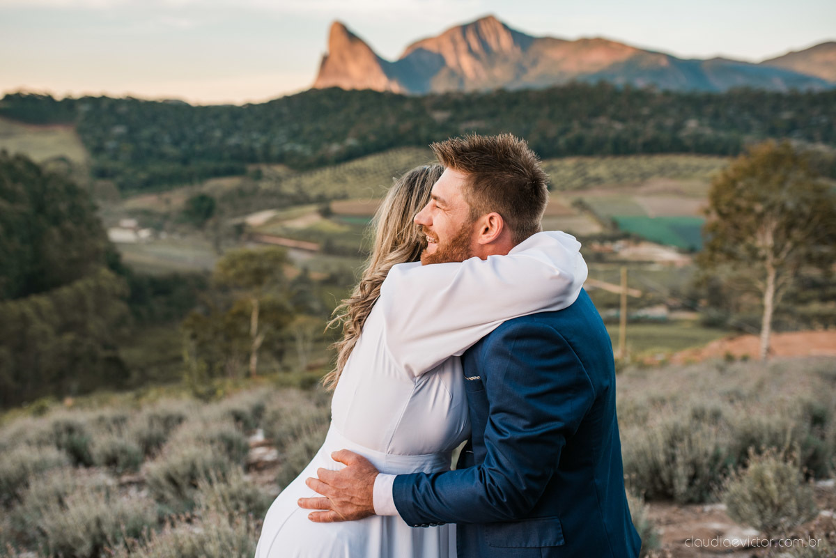 Lindo ensaio de casal estilo elopment wedding no khascafe em pedra azul domingos martins feito por fotógrafos de casamento de vila velha fotógrafos de casamento em vitória fotógrafos de casamento em serra noivo noiva buquê rústico plantação de lavandas