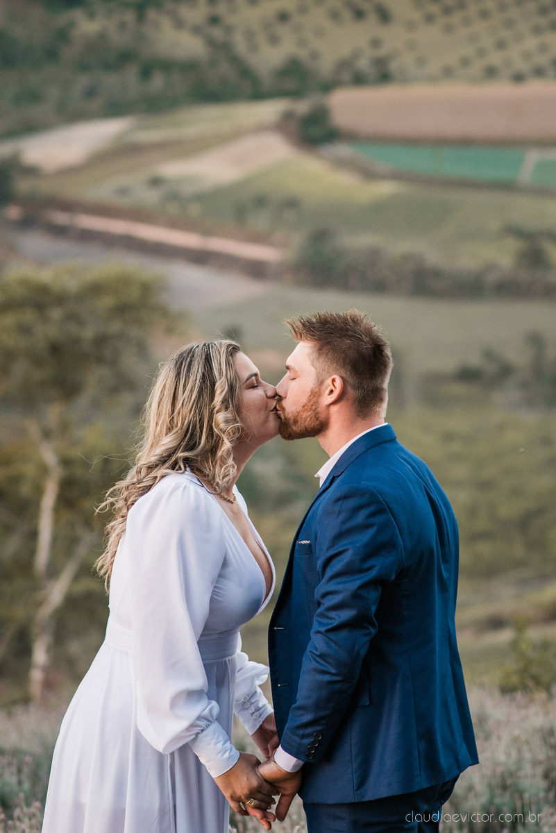 Lindo ensaio de casal estilo elopment wedding no khascafe em pedra azul domingos martins feito por fotógrafos de casamento de vila velha fotógrafos de casamento em vitória fotógrafos de casamento em serra noivo noiva buquê rústico plantação de lavandas