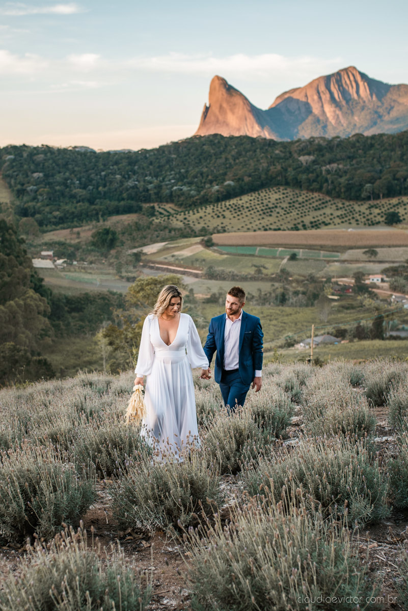 Lindo ensaio de casal estilo elopment wedding no khascafe em pedra azul domingos martins feito por fotógrafos de casamento de vila velha fotógrafos de casamento em vitória fotógrafos de casamento em serra noivo noiva buquê rústico plantação de lavandas