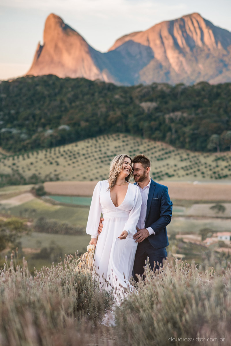 Lindo ensaio de casal estilo elopment wedding no khascafe em pedra azul domingos martins feito por fotógrafos de casamento de vila velha fotógrafos de casamento em vitória fotógrafos de casamento em serra noivo noiva buquê rústico plantação de lavandas