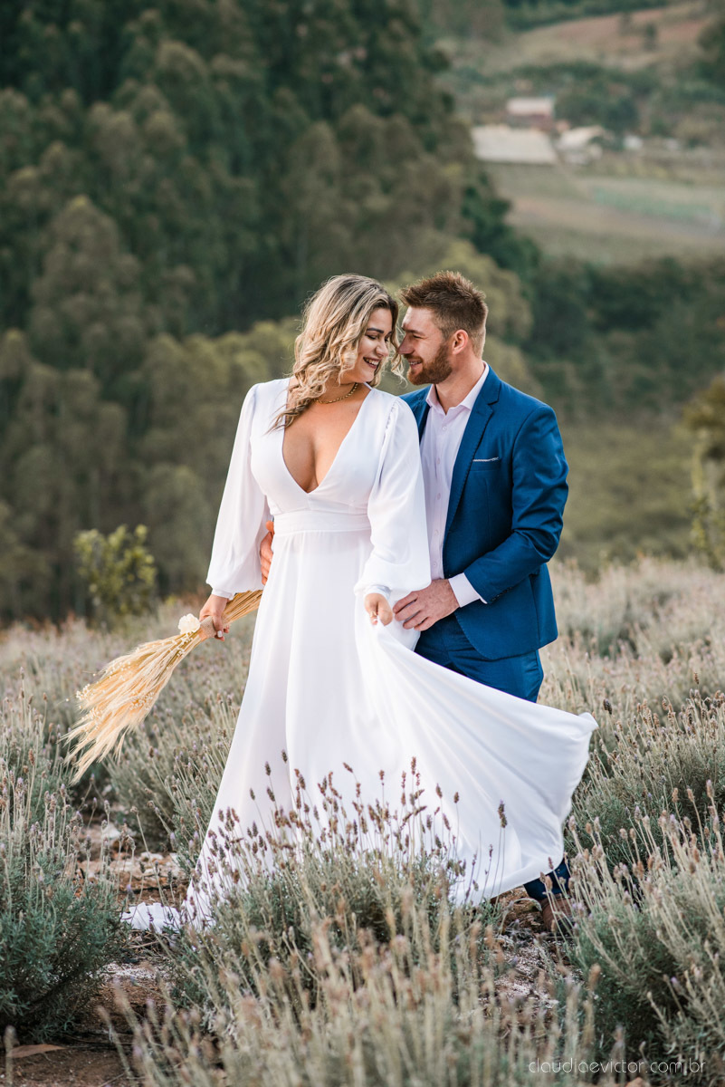 Lindo ensaio de casal estilo elopment wedding no khascafe em pedra azul domingos martins feito por fotógrafos de casamento de vila velha fotógrafos de casamento em vitória fotógrafos de casamento em serra noivo noiva buquê rústico plantação de lavandas