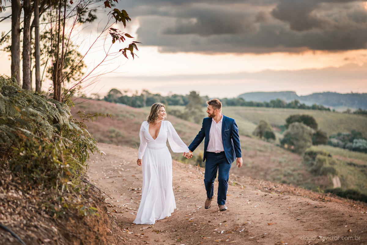 Lindo ensaio de casal estilo elopment wedding no khascafe em pedra azul domingos martins feito por fotógrafos de casamento de vila velha fotógrafos de casamento em vitória fotógrafos de casamento em serra noivo noiva buquê rústico plantação de lavandas