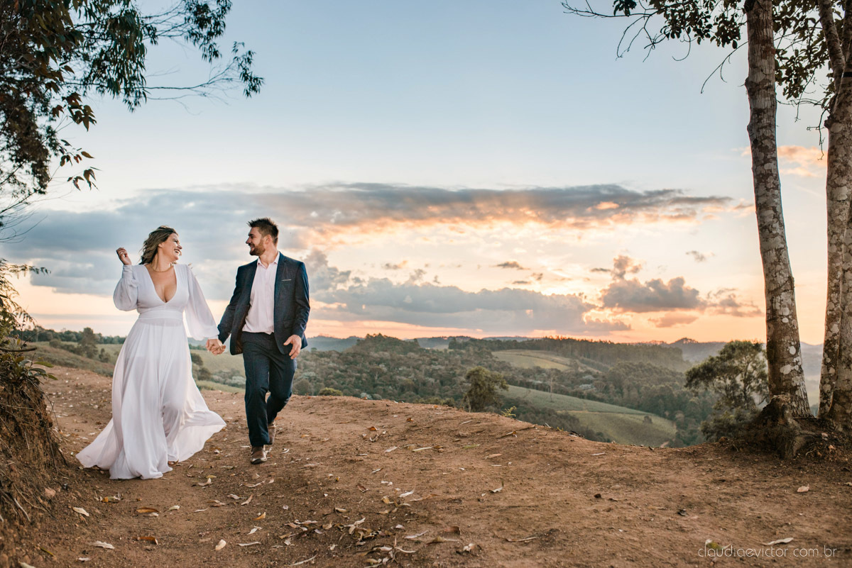 Lindo ensaio de casal estilo elopment wedding no khascafe em pedra azul domingos martins feito por fotógrafos de casamento de vila velha fotógrafos de casamento em vitória fotógrafos de casamento em serra noivo noiva buquê rústico plantação de lavandas
