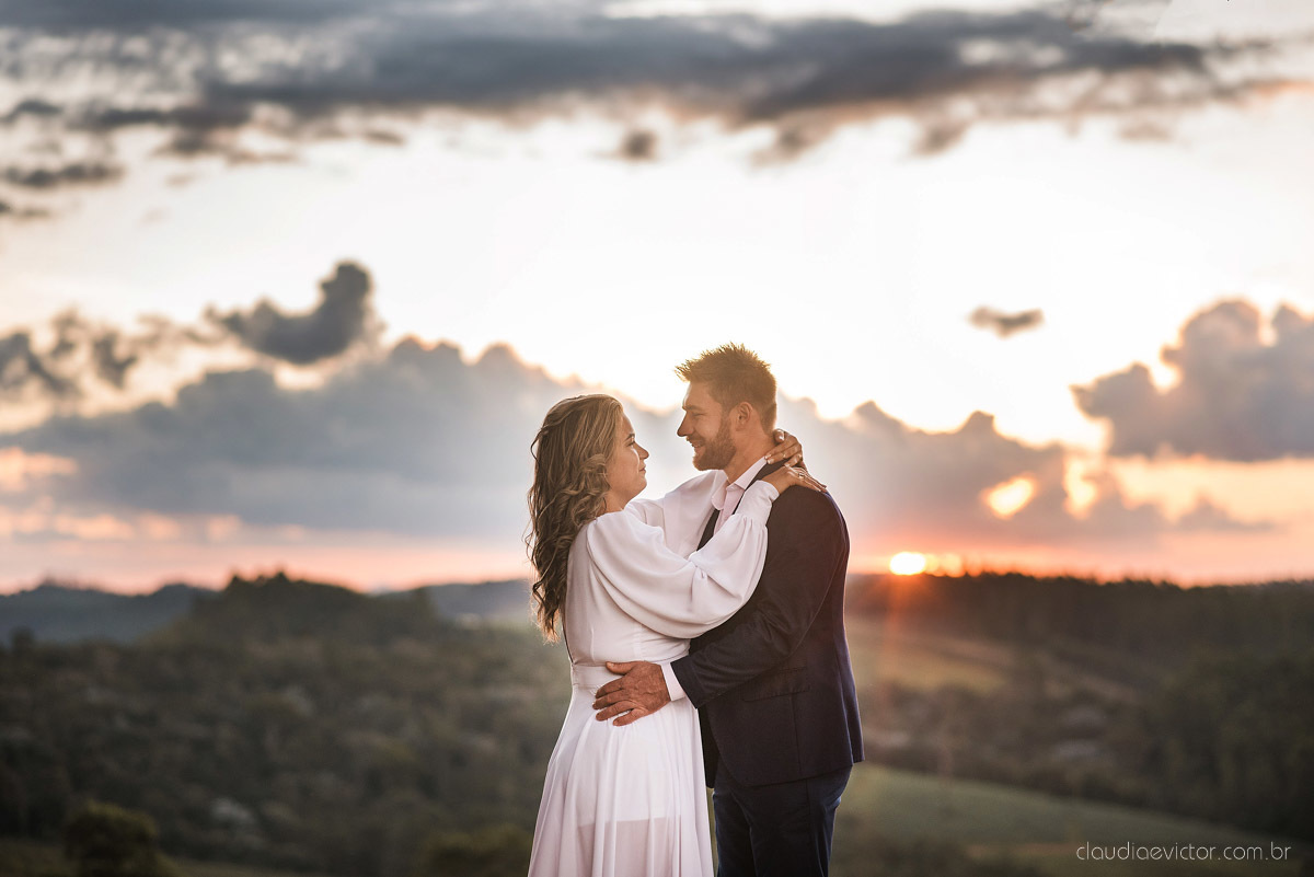 Lindo ensaio de casal estilo elopment wedding no khascafe em pedra azul domingos martins feito por fotógrafos de casamento de vila velha fotógrafos de casamento em vitória fotógrafos de casamento em serra noivo noiva buquê rústico plantação de lavandas