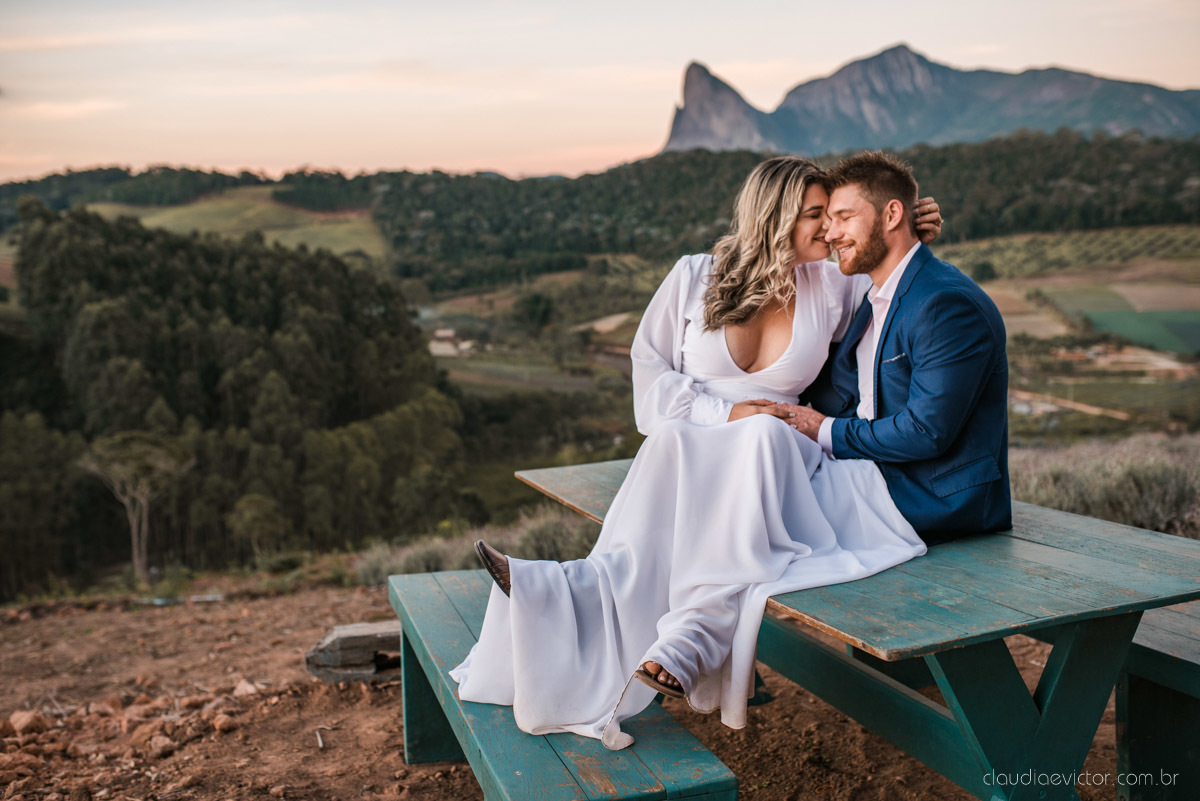 Lindo ensaio de casal estilo elopment wedding no khascafe em pedra azul domingos martins feito por fotógrafos de casamento de vila velha fotógrafos de casamento em vitória fotógrafos de casamento em serra noivo noiva buquê rústico plantação de lavandas