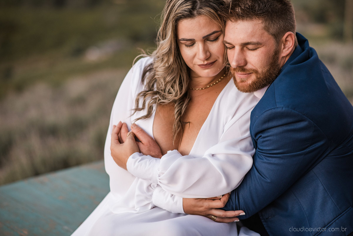 Lindo ensaio de casal estilo elopment wedding no khascafe em pedra azul domingos martins feito por fotógrafos de casamento de vila velha fotógrafos de casamento em vitória fotógrafos de casamento em serra noivo noiva buquê rústico plantação de lavandas