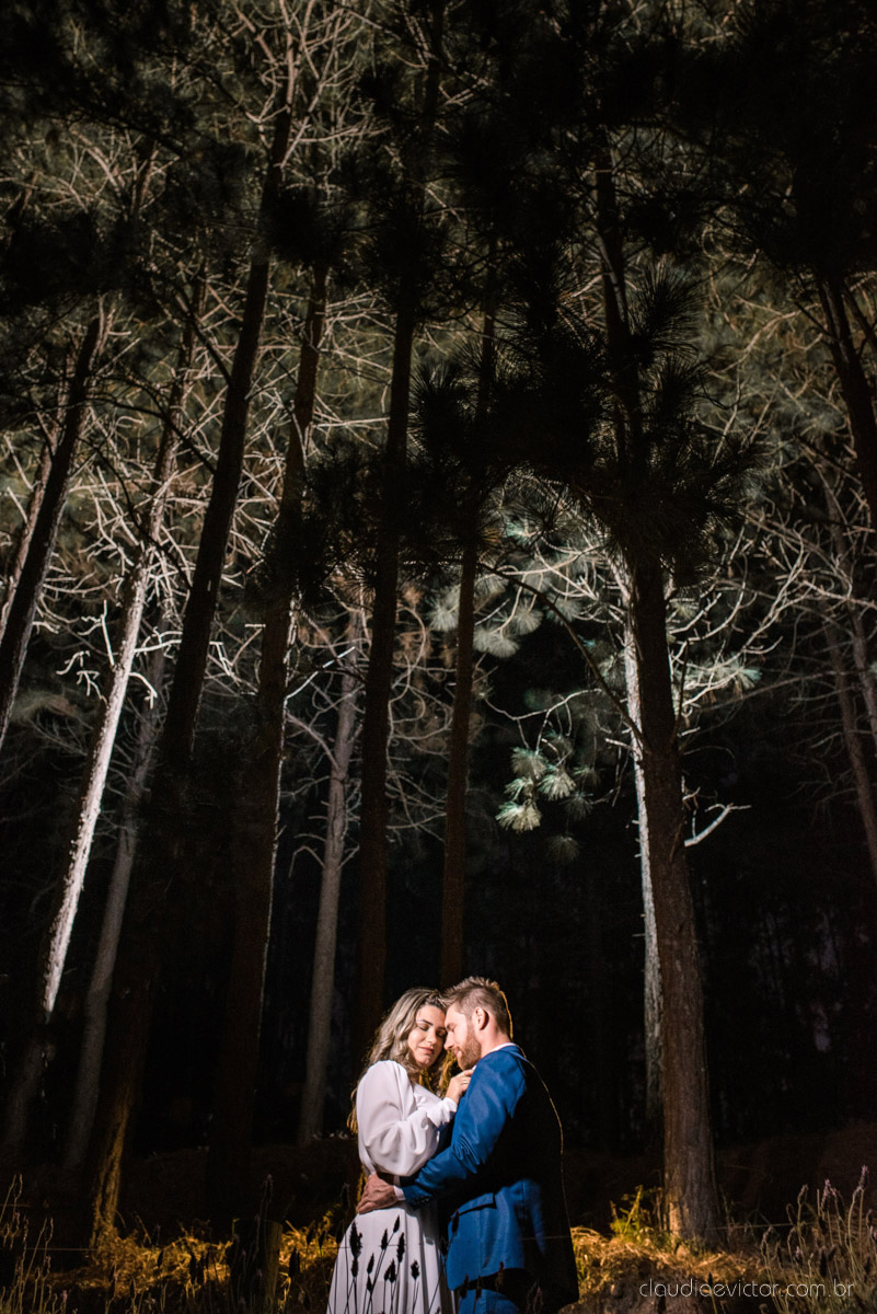 Lindo ensaio de casal estilo elopment wedding no khascafe em pedra azul domingos martins feito por fotógrafos de casamento de vila velha fotógrafos de casamento em vitória fotógrafos de casamento em serra noivo noiva buquê rústico plantação de lavandas