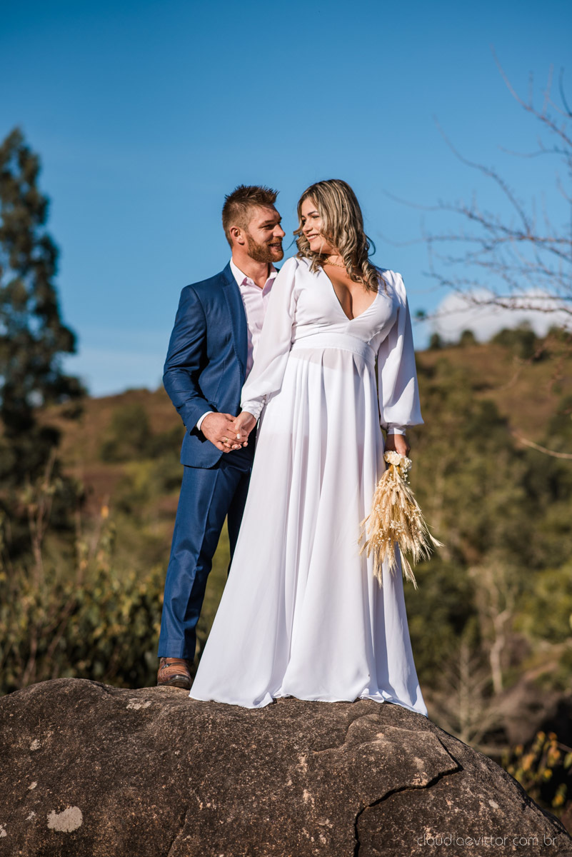 Lindo ensaio de casal estilo elopment wedding no khascafe em pedra azul domingos martins feito por fotógrafos de casamento de vila velha fotógrafos de casamento em vitória fotógrafos de casamento em serra noivo noiva buquê rústico plantação de lavandas