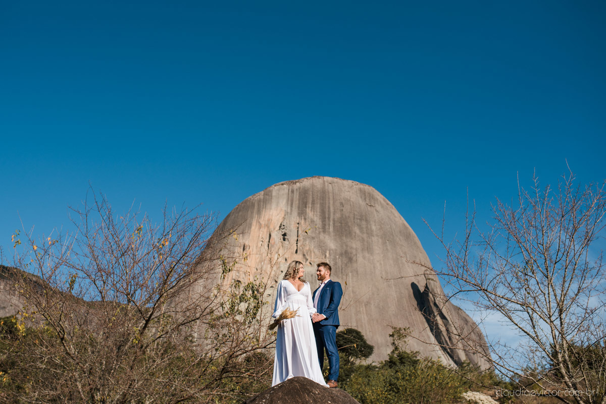 Lindo ensaio de casal estilo elopment wedding no khascafe em pedra azul domingos martins feito por fotógrafos de casamento de vila velha fotógrafos de casamento em vitória fotógrafos de casamento em serra noivo noiva buquê rústico plantação de lavandas