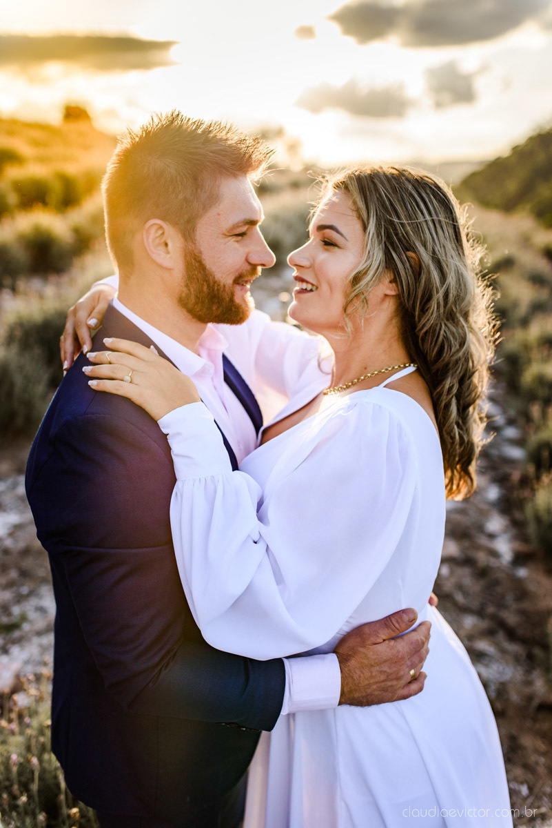 Lindo ensaio de casal estilo elopment wedding no khascafe em pedra azul domingos martins feito por fotógrafos de casamento de vila velha fotógrafos de casamento em vitória fotógrafos de casamento em serra noivo noiva buquê rústico plantação de lavandas