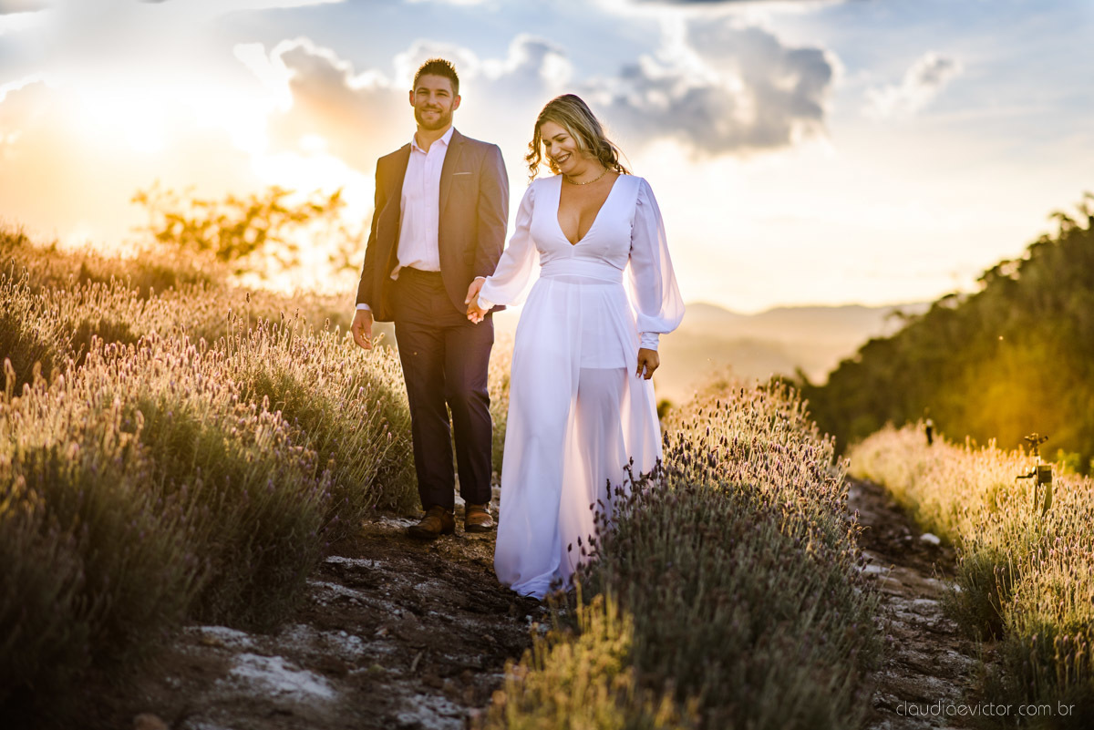 Lindo ensaio de casal estilo elopment wedding no khascafe em pedra azul domingos martins feito por fotógrafos de casamento de vila velha fotógrafos de casamento em vitória fotógrafos de casamento em serra noivo noiva buquê rústico plantação de lavandas