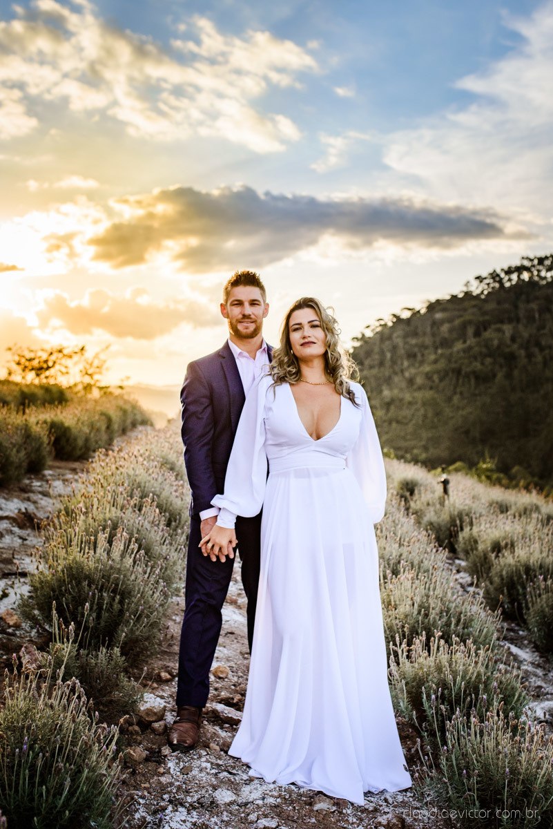 Lindo ensaio de casal estilo elopment wedding no khascafe em pedra azul domingos martins feito por fotógrafos de casamento de vila velha fotógrafos de casamento em vitória fotógrafos de casamento em serra noivo noiva buquê rústico plantação de lavandas