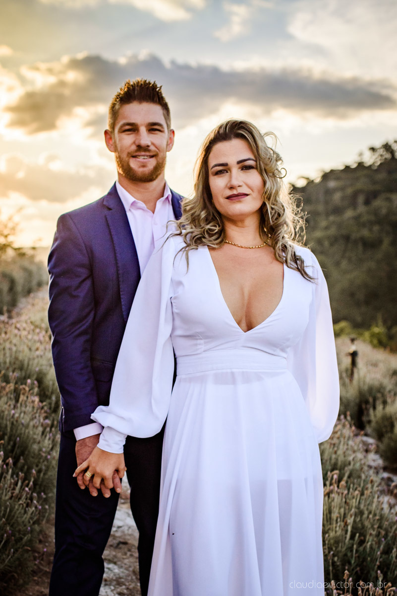 Lindo ensaio de casal estilo elopment wedding no khascafe em pedra azul domingos martins feito por fotógrafos de casamento de vila velha fotógrafos de casamento em vitória fotógrafos de casamento em serra noivo noiva buquê rústico plantação de lavandas
