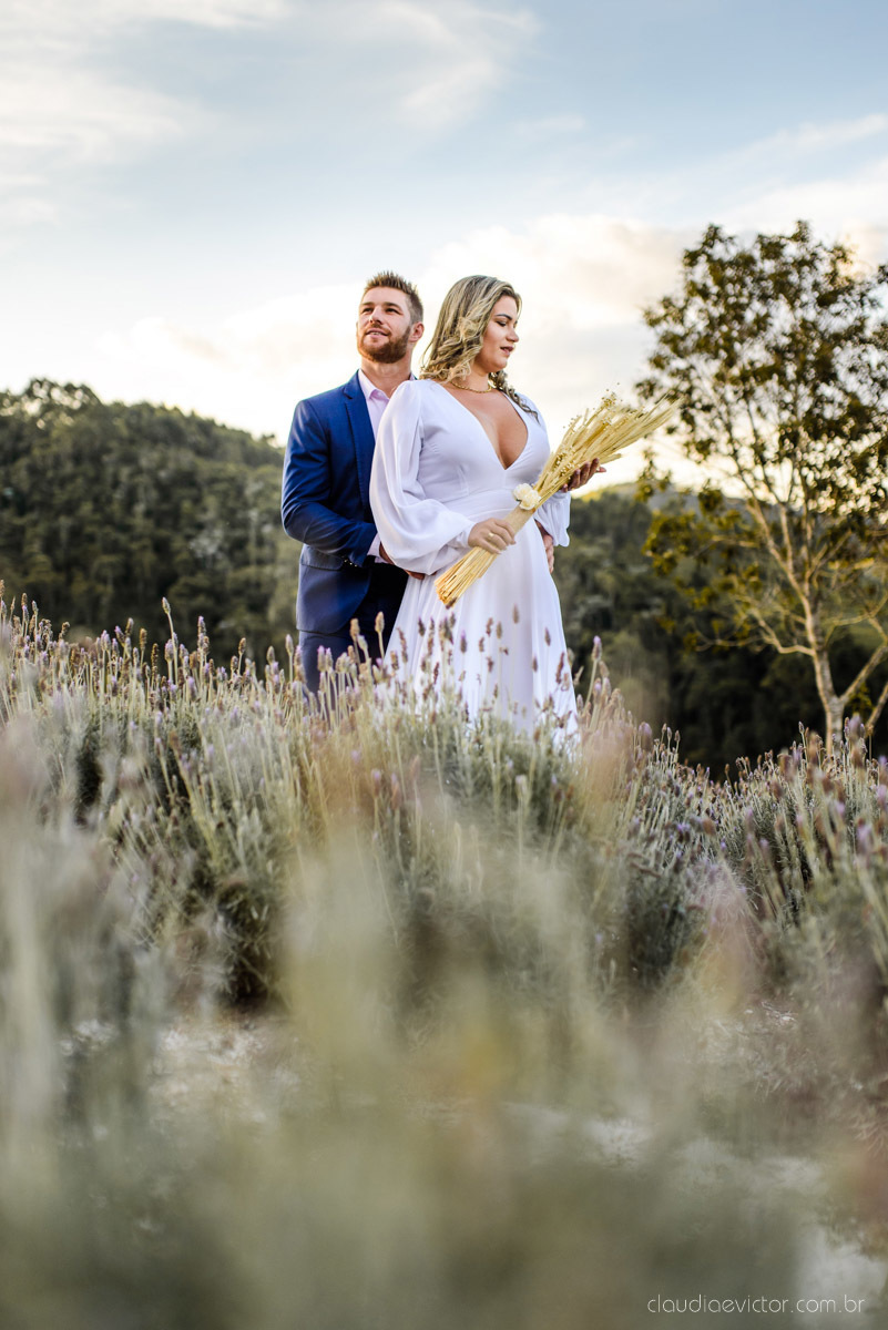 Lindo ensaio de casal estilo elopment wedding no khascafe em pedra azul domingos martins feito por fotógrafos de casamento de vila velha fotógrafos de casamento em vitória fotógrafos de casamento em serra noivo noiva buquê rústico plantação de lavandas