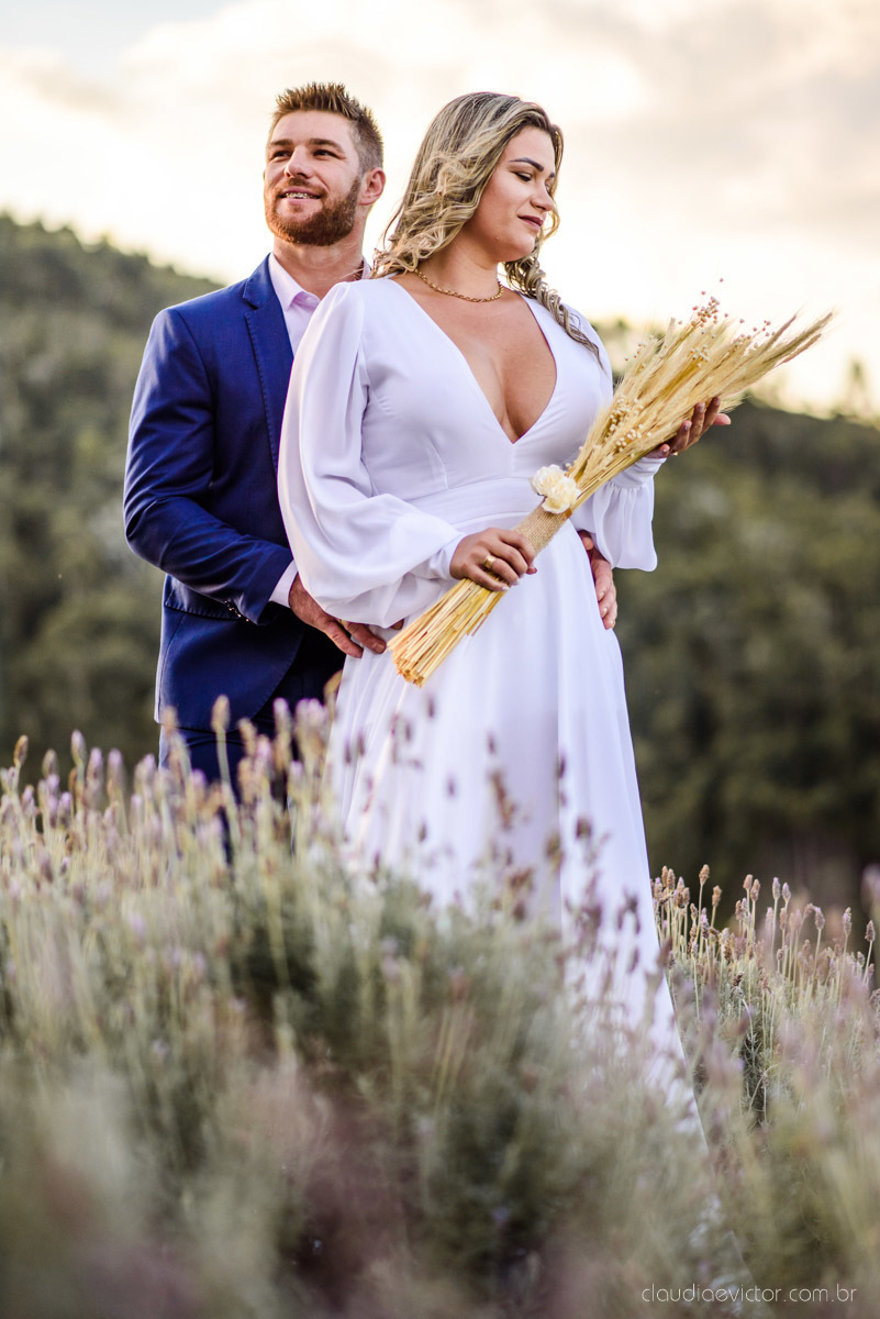 Lindo ensaio de casal estilo elopment wedding no khascafe em pedra azul domingos martins feito por fotógrafos de casamento de vila velha fotógrafos de casamento em vitória fotógrafos de casamento em serra noivo noiva buquê rústico plantação de lavandas
