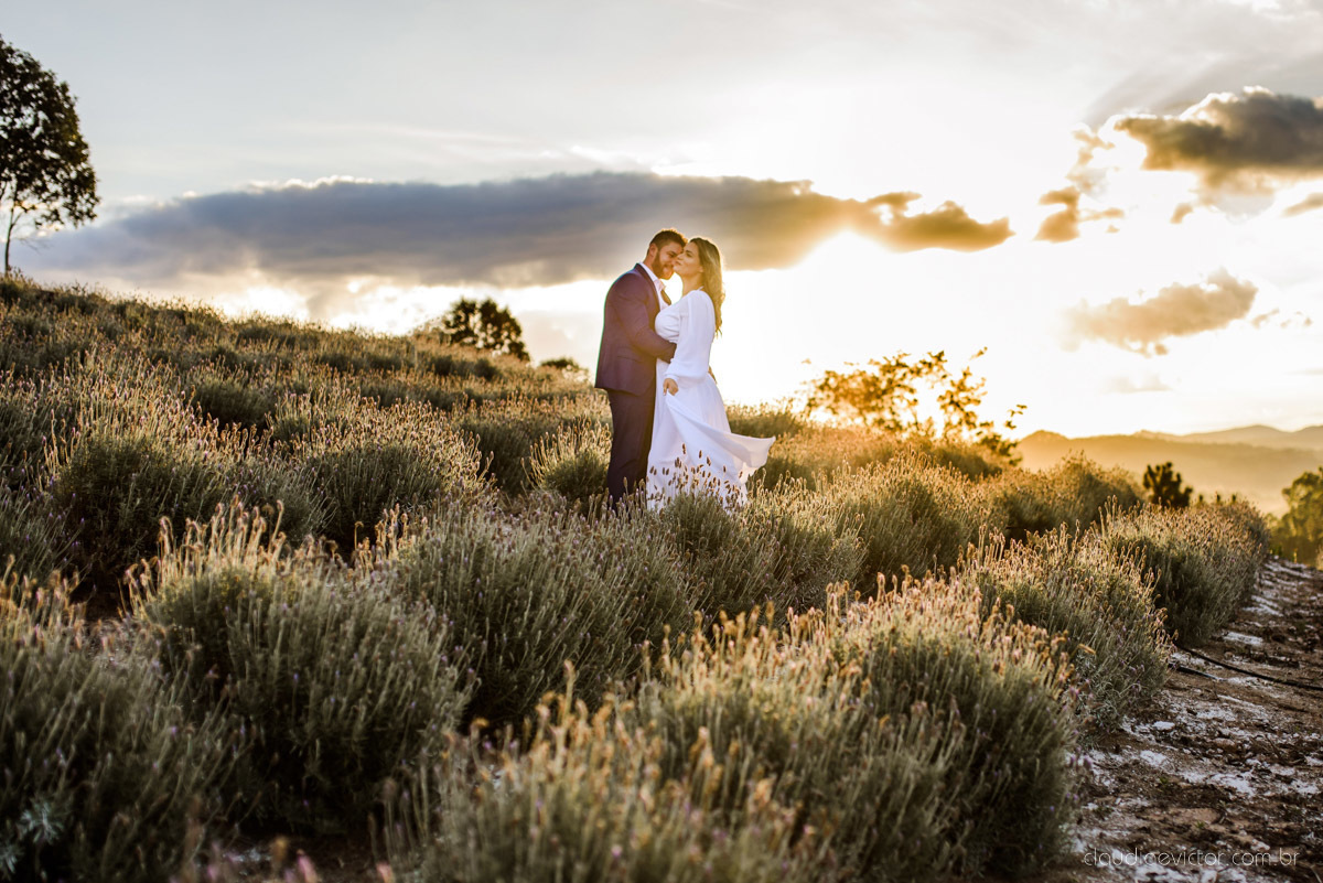 Lindo ensaio de casal estilo elopment wedding no khascafe em pedra azul domingos martins feito por fotógrafos de casamento de vila velha fotógrafos de casamento em vitória fotógrafos de casamento em serra noivo noiva buquê rústico plantação de lavandas